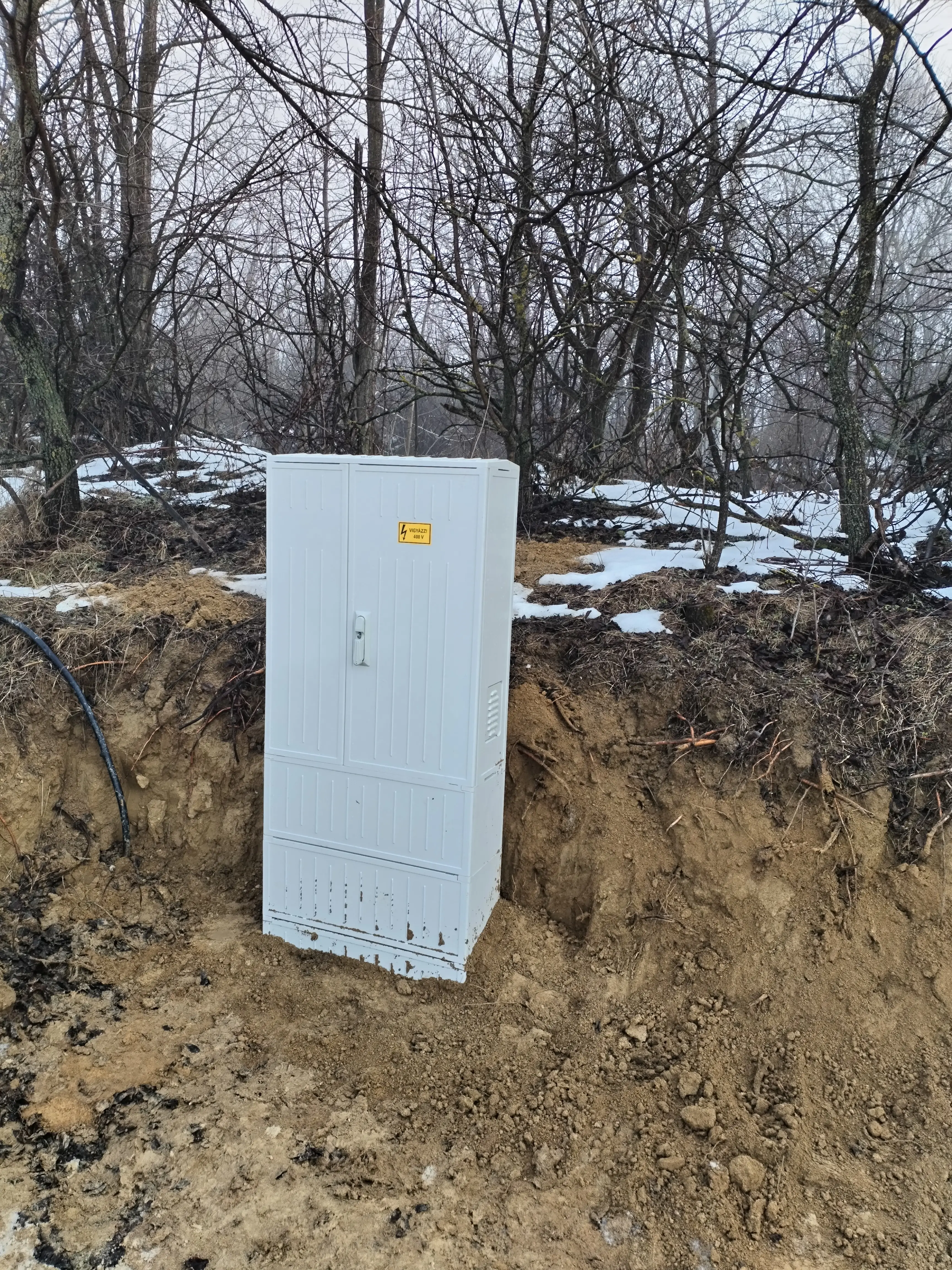Kültéri elektromos szekrény telepítés